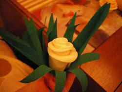 сделай букетик из съедобных
розочек