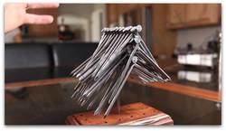 Фокус. как повесить 14
гвоздей на 1 гвоздь 