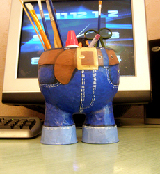 Карандашница Штанишки из газет и одноразовой посуды