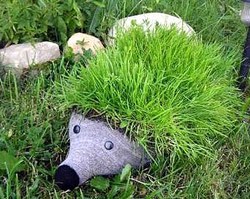 10 фигурок ежиков для сада