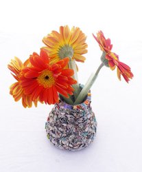 Декор рамочек подсвечников вазочек цветной бумагой и журналами.