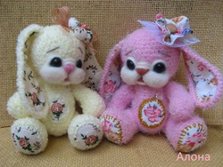 Вязанная зайка с текстильными ушками