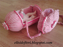 Игрушечная детская коляска и сумочка из пластиковой бутылки