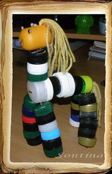 Необычная лошадка из пластиковых крышек