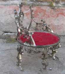 Поделки из консервных банок (стулья и столик) Поделки из консервных банок (стулья и столик)