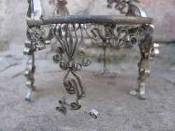 Поделки из консервных банок (стулья и столик) Поделки из консервных банок (стулья и столик)