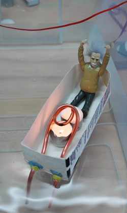 Игрушка лодка с самодельным паровым двигателем