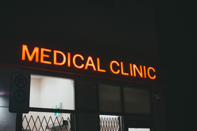 Вывеска для клиники: как выбрать оптимальный вариант для медицинского учреждения